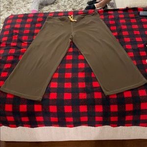 Lululemon kulaks pants. Drawstring waist.